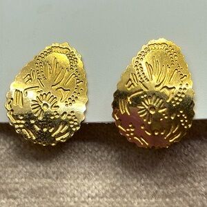 Vintage 90’s Gold Etched Clip On Floral Earrings Sunburst sunshine